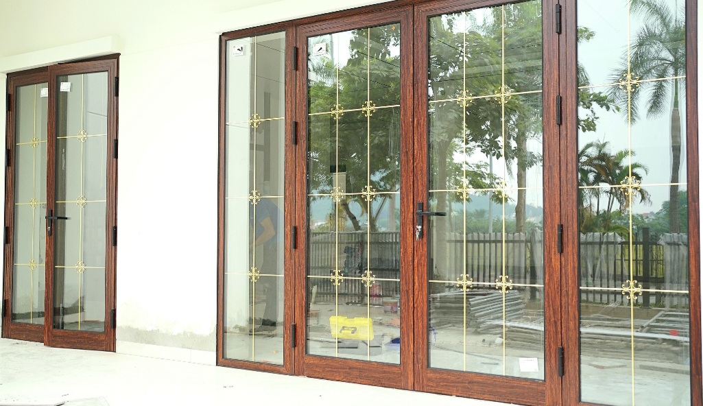 Bộ ba siêu Phẩm Cửa nhôm xingfa, kính hộp nan trang trí và khóa Kinlong