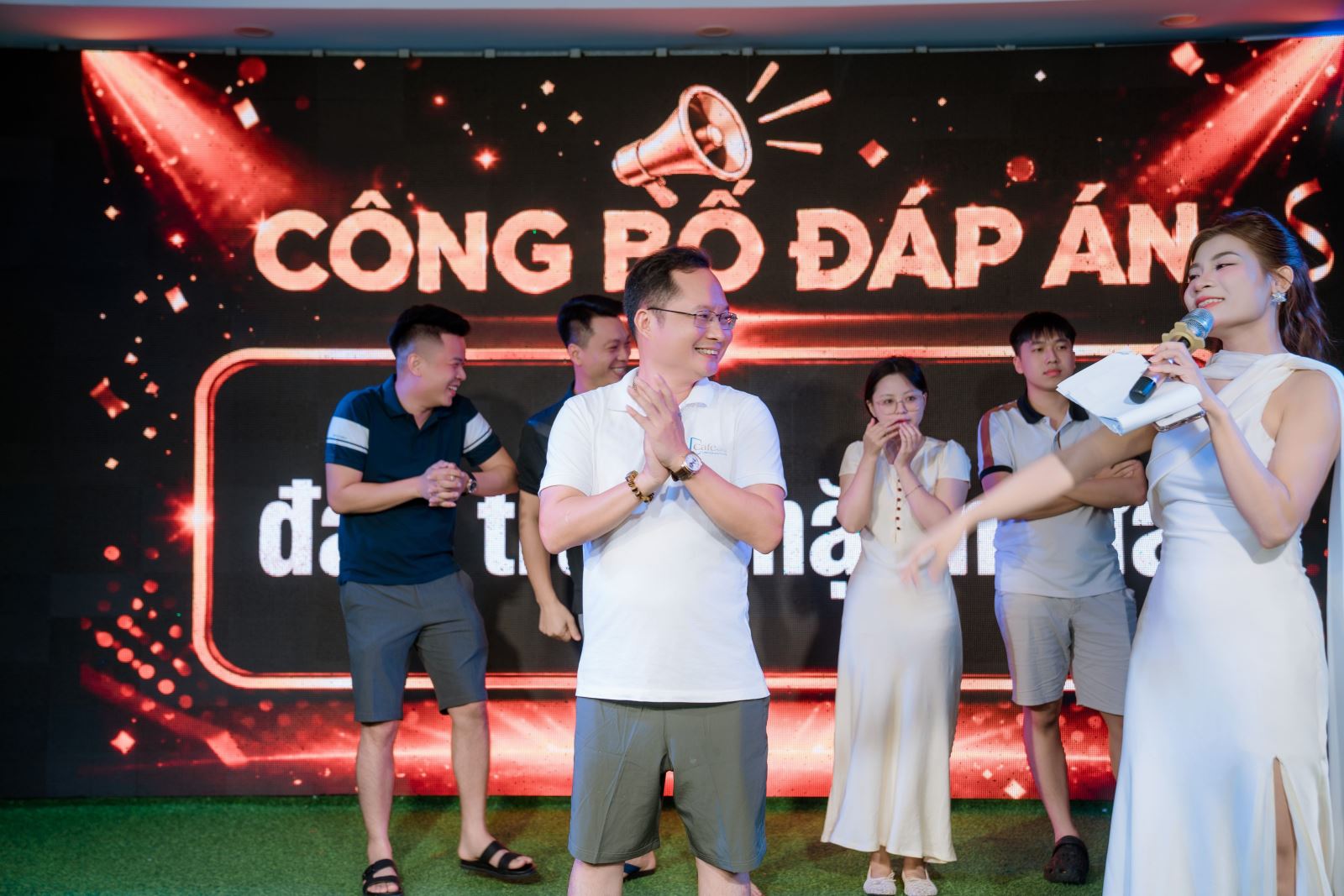 Cán bộ nhân viên Amcwindow tham gia mini game trong đêm Gala của chương trình nghỉ mát định kỳ 2026