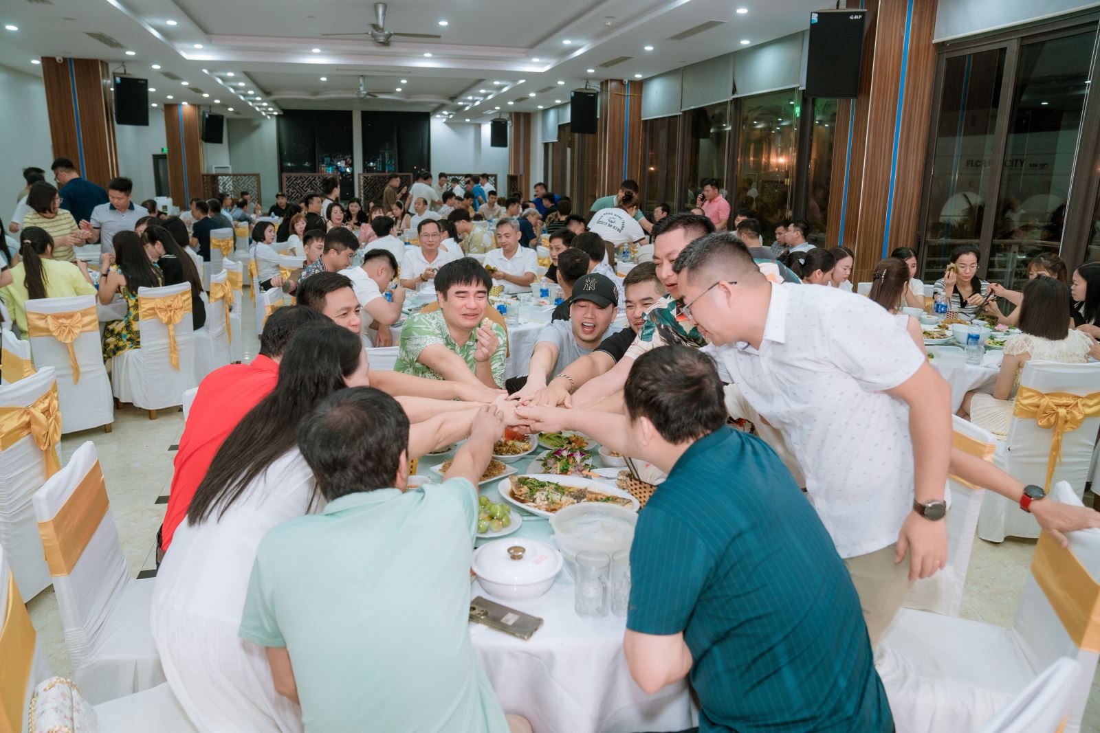 Cán bộ nhân viên Amcwindow giao lưu tại Gala Dinner trong chuyến nghỉ mát định kỳ 2026